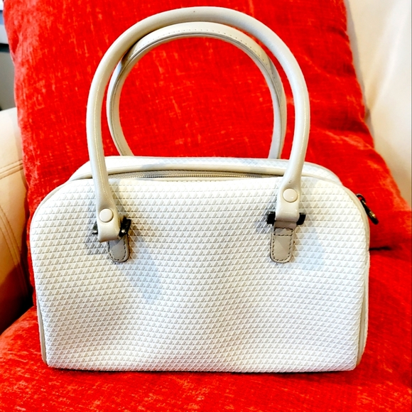 Liz Claiborne Handbags - Liz Claiborne exquisite Tote